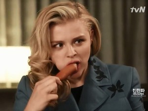 Chloe Moretz Coba Mukbang dan Mengumpat di SNL Korea
