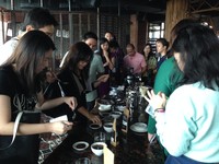 Beberapa peserta ada yang melakukan coffee cupping untuk mengetahui rasa dan karakter kopi dari Gayo, Toraja, Papua, Flores dan Bali.