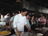 Chef Chandra Yudasswara mengajak sebagian peserta cooking class untuk masuk ke area demo. Sehingga peserta bisa melihat lebih dekat proses pembuatan makanan.