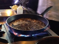 Setelah api dikecilkan, jahe, bawang putih, goma oil, gula, shoyu dan wijen dimasukkan ke dalamnya. Saus dimasak sampai mendidih selama 5 menit.