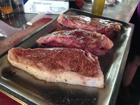 Chef Chandra membagi daging sapi yang berwarna agak pucat ini jadi tiga bagian. Kemudian daging diberi, garam, merica dan sedikit minyak zaitun.