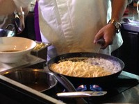 Chef Chandra juga membuat spaghetti alfredo dengan jamur black truffle. Selain fresh cream, ada pemakaian keju grana padano, truffle oil dan irisan truffle.