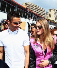     Hadir bersama di acara Formula One Grand Prix, Cristiano Ronaldo dan Cara Delevingne langsung menjadi pusat perhatian. Mark Thompson/Getty Images/detikFoto.