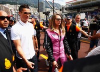 Di acara tersebut, Ronaldo tampil bergaya kasual sementara Cara Delevingne terlihat sporty mengenakan racing suit berwarna pink dengan nuansa hitam. Mark Thompson/Getty Images/detikFoto.
