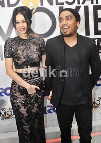 Aura Kasih dan Glenn Fredly mesra gandengan tangan di Indonesian Movie Awards 2015. Pool/Noel/detikFoto.