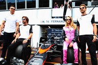     Ronaldo dan Cara berfoto bersama pembalap F1 Fernando Alonso serta Jenson Button. Mark Thompson/Getty Images/detikFoto.