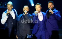 Boyzone mengobati kerinduan penonton generasi 90-an di Istora Senayan Jakarta, Jumat (22/5/2015). Pool/Akew/detikFoto.