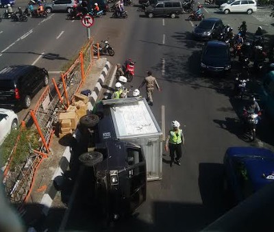 Mobil Boks Terguling di Urip Sumoharjo, Lalin Sempat Padat