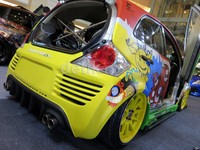 Makin mewah, tampilan begitu ciamik dengan menggunakan kustom widebody, vertical Door, karbon side mirror, karbon door panel, dan body Wrap.