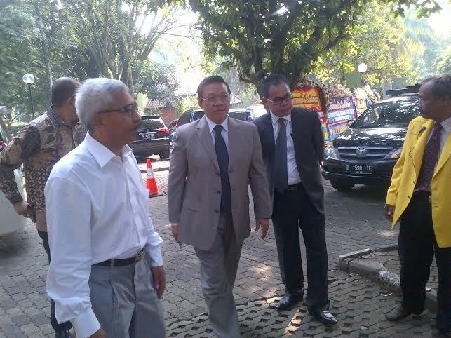 Agung Laksono dan Elite Golkar Munas Ancol Hadiri Sidang Doktor Fayakhun