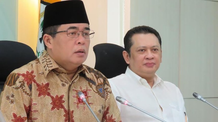 Akom: Agung dan Ical Harus Turunkan Ego Agar Golkar Ikut Pilkada
