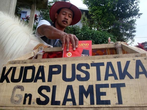 Anak-anak Minta Buku Bung Karno Hingga Beternak Lele ke Anak-anak Minta Buku Bung Karno Hingga Beternak Lele ke