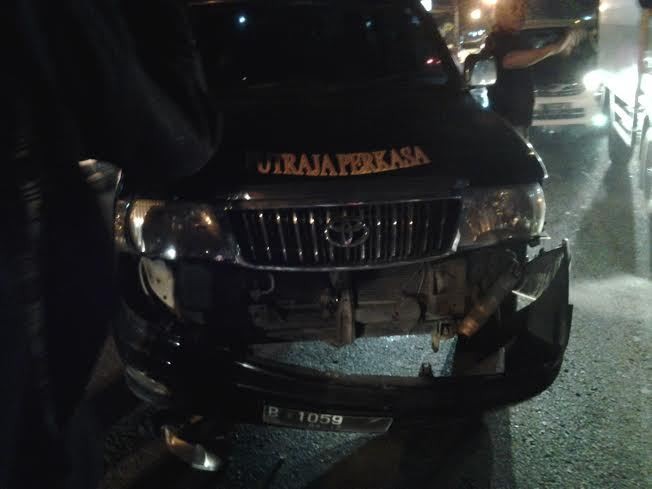 Tabrak Lari Penjual Galon, Sopir ini Justru Tabrak Pembatas Jalan