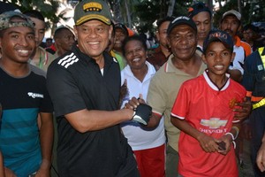 KSAD Gowes Kelilingi Pulau Mansinam Papua dan Bagi-bagi Doorprize ke Warga