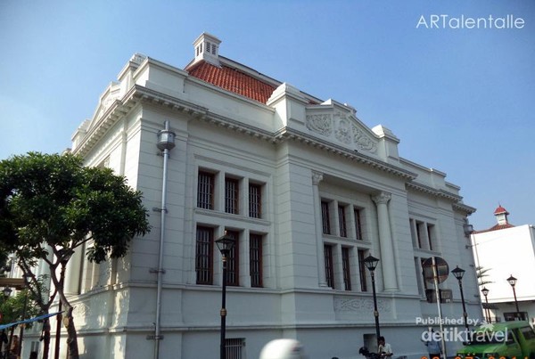 Jembatan Merah Tempatnya Wisata  Sejarah di  Kota  Tua Surabaya