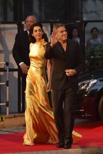 Gorgeous in Gold! Istri George Clooney Jadi Sorotan di Jepang