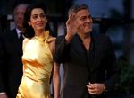 Gorgeous in Gold! Istri George Clooney Jadi Sorotan di Jepang