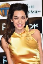 Gorgeous in Gold! Istri George Clooney Jadi Sorotan di Jepang