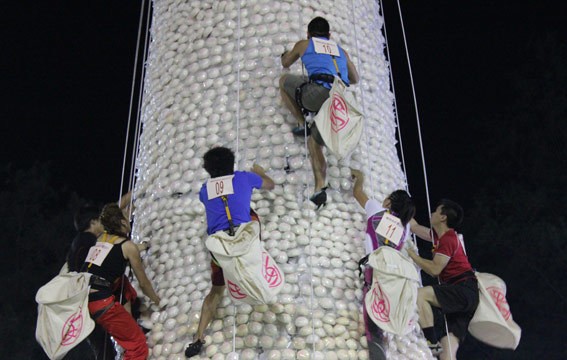 Indonesia Punya Panjat Pinang, Hong Kong Punya Panjat Bakpao
