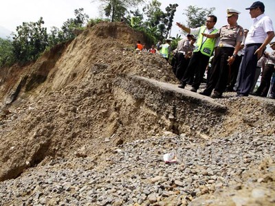 Kakorlantas Tinjau Perbaikan Longsor di Ciregol