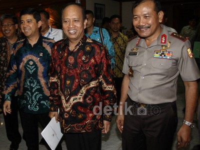 Menristek Dikti Serahkan Berkas Ijazah Palsu ke Kapolri