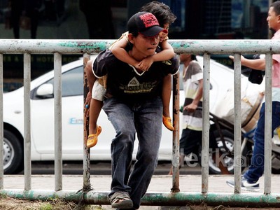 Aksi Nekat Pejalan Kaki Terobos Pagar Pembatas