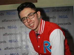 Rega Akhirnya Pamer Lagu Debut Takkan Lagi