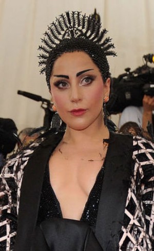 Lady Gaga Pakai Masker Korea Agar Bibir Bervolume ala Kylie Jenner