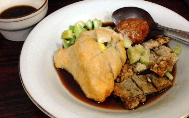 Kapal Selam dan Pistel, Pempek Unik dengan Isian Telur dan Pepaya Muda Kapal Selam dan Pistel, Pempek Unik dengan Isian Telur dan Pepaya Muda