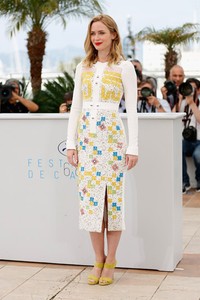 Memilih dress rancangan Peter Pilotto. Emily Blunt terlihat makin memesona saat berpose di sesi foto 'Sicario'. Tristan Fewings/Getty Images/detikFoto.