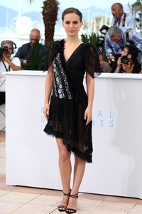 Tampil elegan lewat dress hitam rancangan Rodarte, Natalie Portman terlihat percaya diri di sesi foto 'A Tale Of Love And Darkness'. Andreas Rentz/Getty Images/detikFoto.