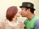 Aih, Mesranya Denny 'Cagur' Cium Bibir Sang Istri