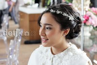 Tatjana Saphira mengenakan gaun pengantin lengkap dengan hiasan kepalanya.     