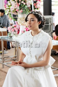 Tatjana tampil cantik dengan mengenakan gaun pengantin serba putih.