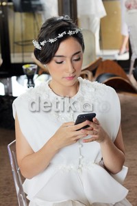 Di sela-sela waktu menunggu, Tatjana terlihat kembali menghafalkan naskahnya.     