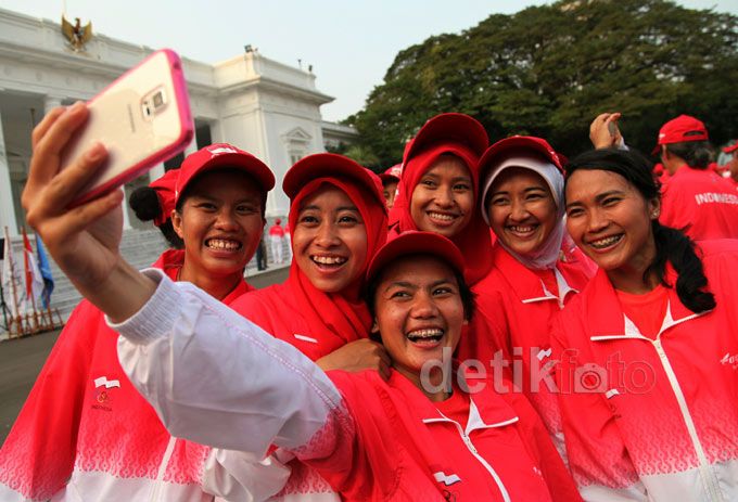 Aksi Atlet Berselfie di Istana