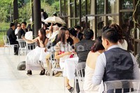 Tim produksi menyiapkan set di sebuah lounge yang didekorasi menjadi tempat resepsi pernikahan dengan latar siang hari. Puluhan figuran nampak duduk teratur dengan jas dan gaun masing-masing sebagai tamu undangan.