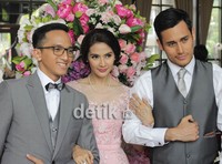 Maudy Koesnady berfoto bersama Arifin Putra dan Ge Pamungkas di sela-sela syuting.