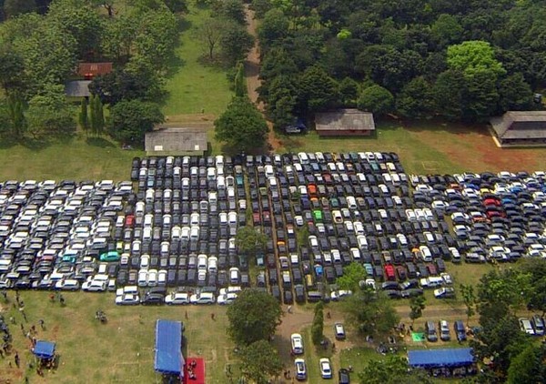Pengguna Chevy Bentuk Formasi Logo Mobil Terbesar