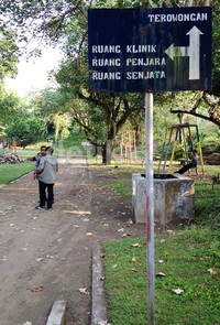 Di lokasi ini terdapat barak yang pernah ditempati para tentara Belanda. Ada juga penjara, gudang senjata dan ruang klinik. Lokasi ini juga berdekatan dengan Pulau Nusakambangan. Hanya sekitar 1 kilometer atau 15 menit menggunakan perahu mesin.