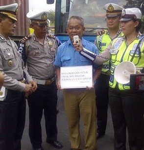 Langgar Lalin, Kakek Sopir Bus ini Dihukum Polisi Berikrar Lewat Pengeras Suara