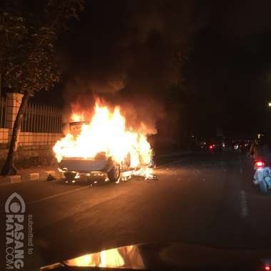 Sebuah Mobil Sedan Terbakar di Daerah Cikokol, Tangerang