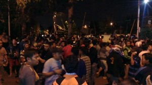 Polisi Bubarkan Demo Malam Hari Warga di Depan Rumah Ahok