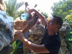Pria di Semarang ini Koleksi Bongkahan Akik Mahal dan Dipajang di Taman