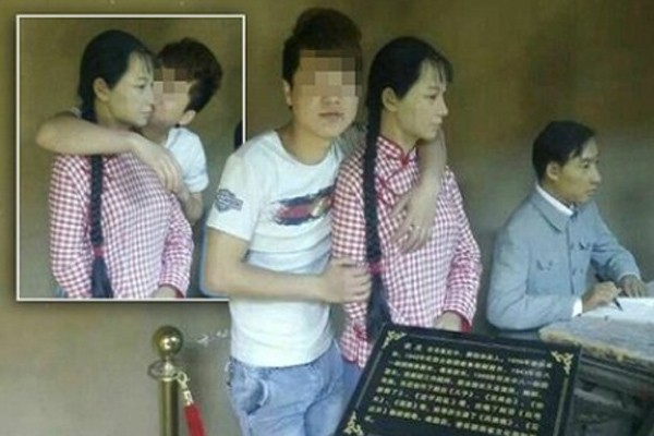 Turis Tiongkok Cabul Remas Payudara & Cium Patung Wanita