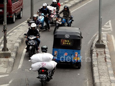 Bahaya, Pemotor Nekat Lawan Arus