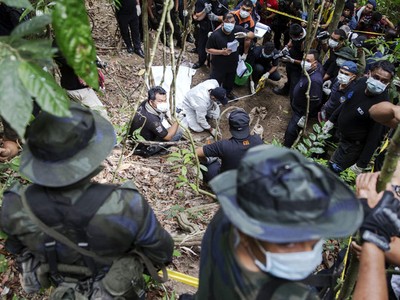 Polisi Malaysia Bongkar Kuburan Massal Imigran Gelap
