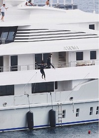 Kylie Jenner Unggah Foto Seksi Lagi, Khloe Kardashian Berhijab di Dubai