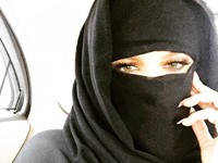 Kylie Jenner Unggah Foto Seksi Lagi, Khloe Kardashian Berhijab di Dubai