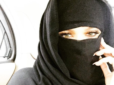 Kylie Jenner Unggah Foto Seksi Lagi, Khloe Kardashian Berhijab di Dubai Kylie Jenner Unggah Foto Seksi Lagi, Khloe Kardashian Berhijab di Dubai